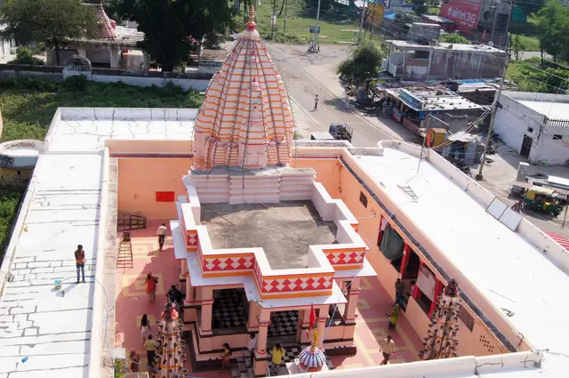 गढ़कालिका मंदिर, उज्जैन, जो भर्तृहरि गुफा से थोड़ी ही दूरी पर है (यह गुफा का चित्र नहीं है)