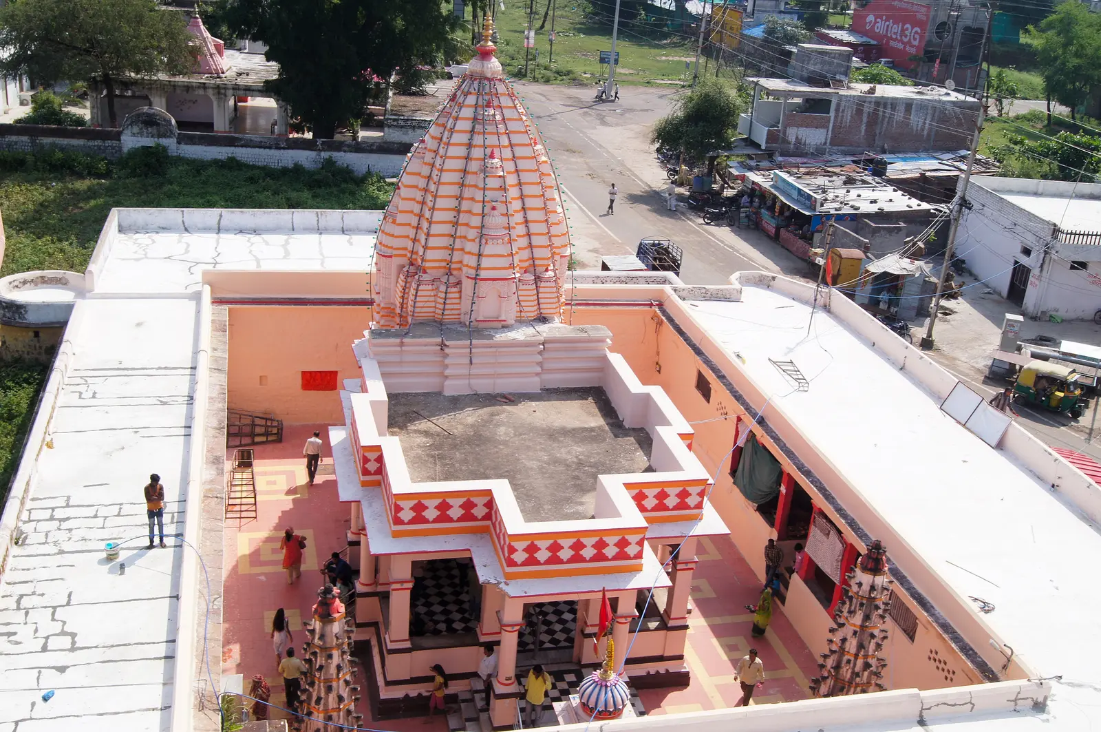 गढ़कालिका मंदिर, उज्जैन, जो भर्तृहरि गुफा से थोड़ी ही दूरी पर है (यह गुफा का चित्र नहीं है)