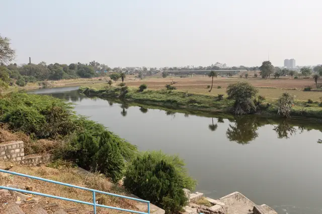 उज्जैन में शिप्रा नदी, वेधशाला के पास से लिया गया चित्र (गुफा का स्थान नहीं)